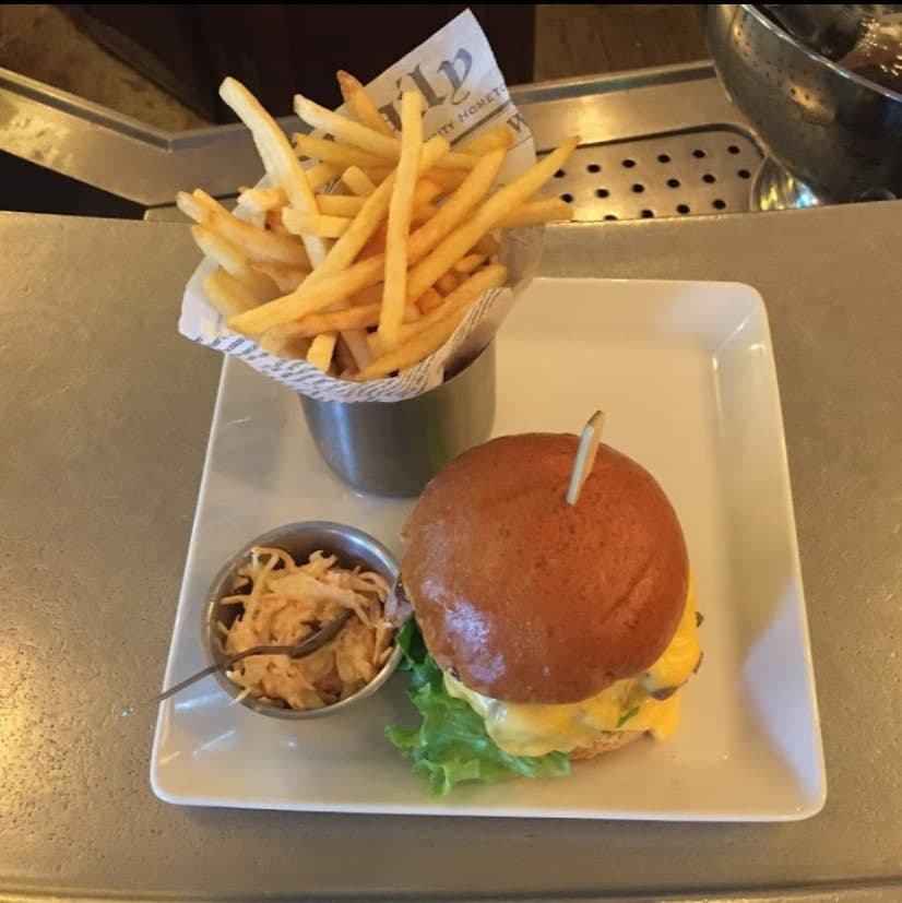 Burger et frites servis au Village d'Auteuil