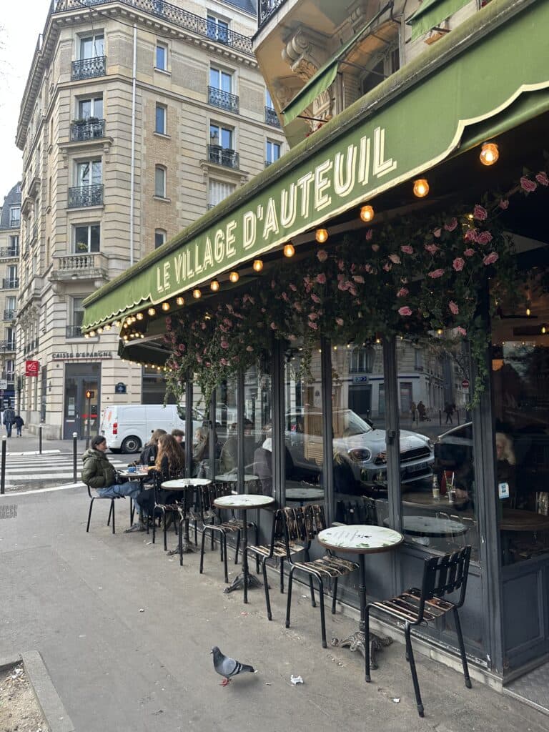 Façade verte du Village d'Auteuil rue d'Auteuil Paris 16