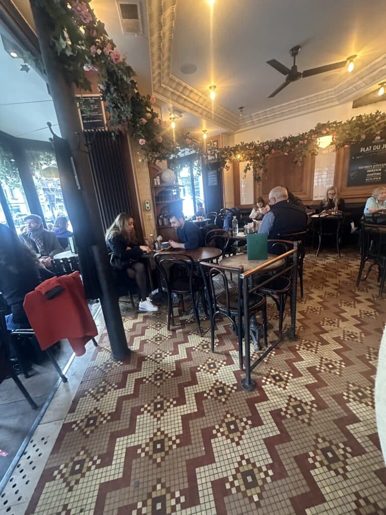 Salle traditionnelle du Village d'Auteuil avec mosaïque